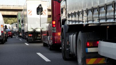 Грузовики на шоссе 