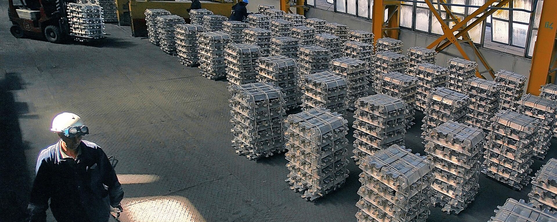 Алюминиевые слитки на Таджикском алюминиевом заводе  - Sputnik Тоҷикистон, 1920, 02.08.2024