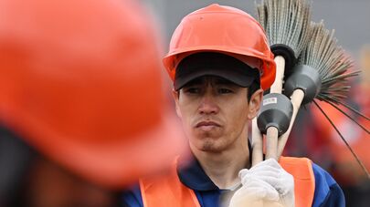 Рабочие на строительной площадке нового конгрессно-выставочного комплекса "Экспо" на ВДНХ.