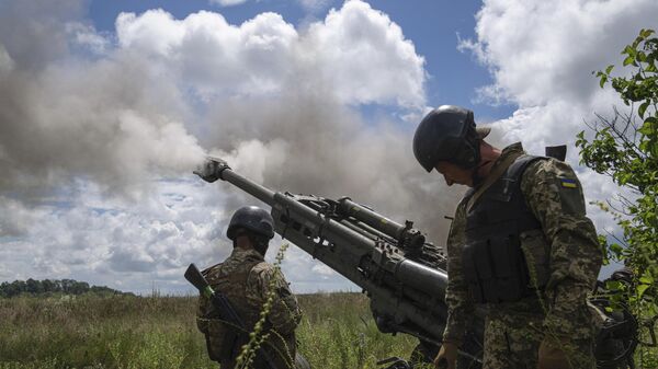 Украинские военнослужащие ведут огонь из гаубицы M777. Архивное фото  - Sputnik Таджикистан