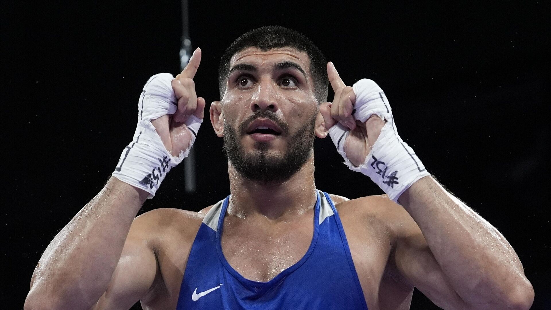 Давлат Болтаев из Таджикистана празднует победу над ирландцем Джеком Марли - Sputnik Тоҷикистон, 1920, 05.08.2024