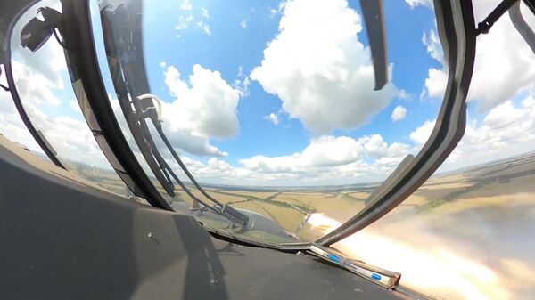 Экипаж вертолета Ка-52 Аллигатор выполняет боевое задание  - Sputnik Тоҷикистон