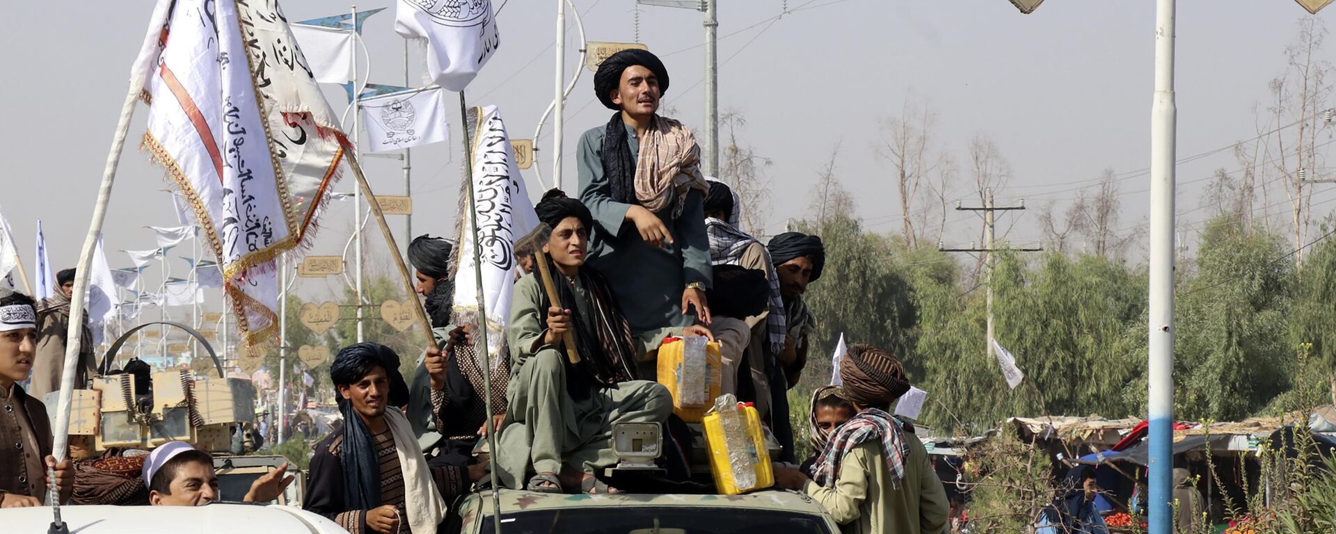 Талибы празднуют третью годовщину вывода американских войск из Афганистана, в Лашкаргахе, провинция Гильменд, юго-западный Афганистан - Sputnik Тоҷикистон, 1920, 06.01.2025