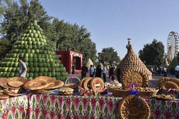 Ҳамчунин дар ин рӯз ба иштирокдорони  намоиш навъҳои беҳтарини харбуза пешниҳод гардиданд. - Sputnik Тоҷикистон