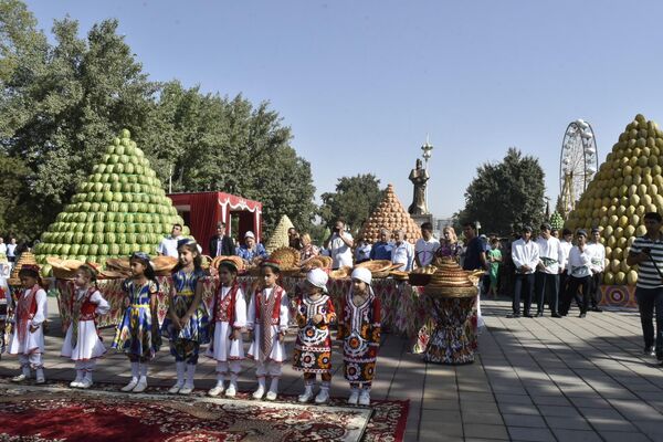 Ҳамчунин дар ин ҷо  гӯшаи тавсияҳо ташкил гардид,  ки дар он олимони соҳаи кишоварзӣ ба деҳқонон барои парвариши ин маҳсулоти полезӣ ва манфиати он тавсияҳо доданд. - Sputnik Тоҷикистон