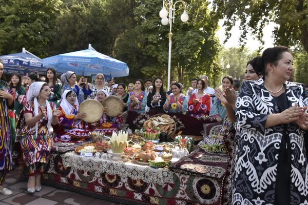 Баргузории Иди тарбуз, харбуза ва каду, пеш аз ҳама,  ба он равона гардидааст, ки сокинон ва меҳмонони пойтахт  бо маҳсулоти ватанӣ таъмин гарданд. - Sputnik Тоҷикистон