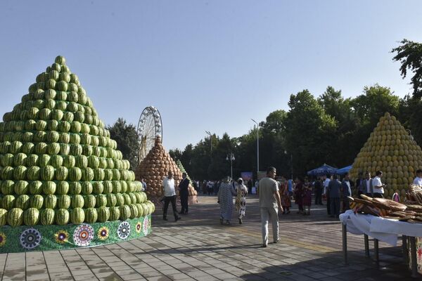 Дар ин рӯз кишоварзони шаҳру ноҳияҳои мамлакат навъҳои гуногуни тарбуз, харбуза, каду ва дигар маҳсулоти кишоварзиро пешниҳод намуданд. - Sputnik Тоҷикистон