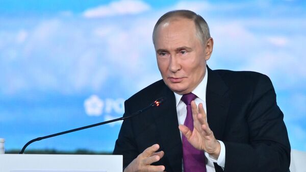 Президент РФ Владимир Путин на пленарной сессии VIII Восточного экономического форума - Sputnik Таджикистан