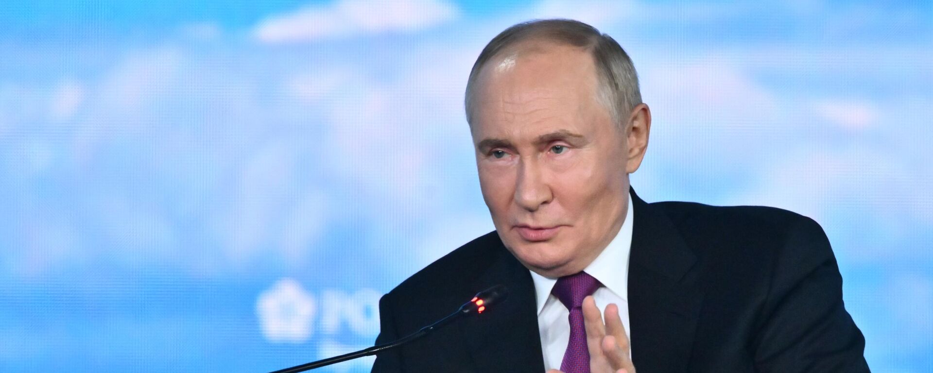 Президент РФ Владимир Путин на пленарной сессии VIII Восточного экономического форума - Sputnik Таджикистан, 1920, 05.09.2024