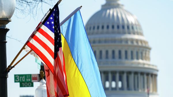 Флаги Украины и США у здания Капитолия в Вашингтоне - Sputnik Таджикистан