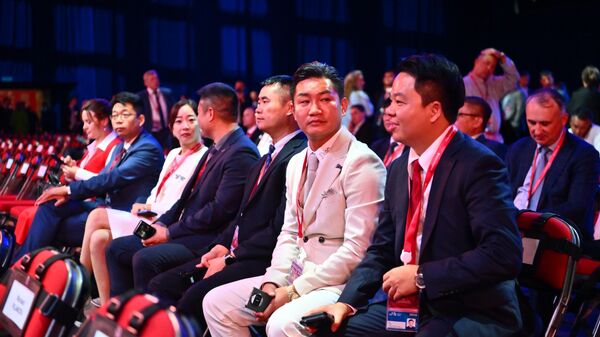 Сбор гостей перед началом пленарного заседания ВЭФ-2024 - Sputnik Таджикистан