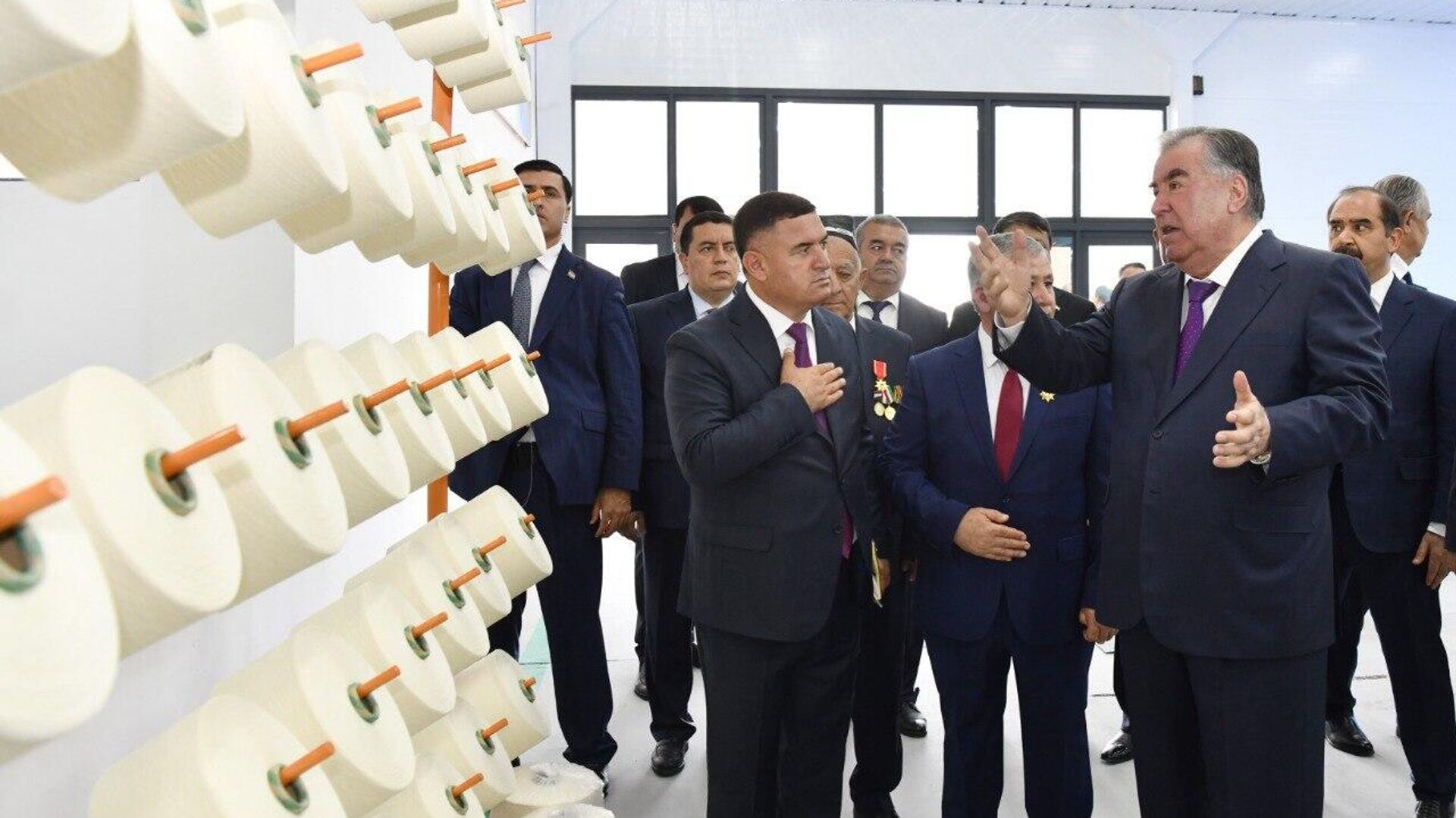 Эмомали Рахмон сдал в эксплуатацию швейное и чулочно-носочное предприятие и обувной цех компании Саноати Ашт  - Sputnik Таджикистан, 1920, 08.09.2024