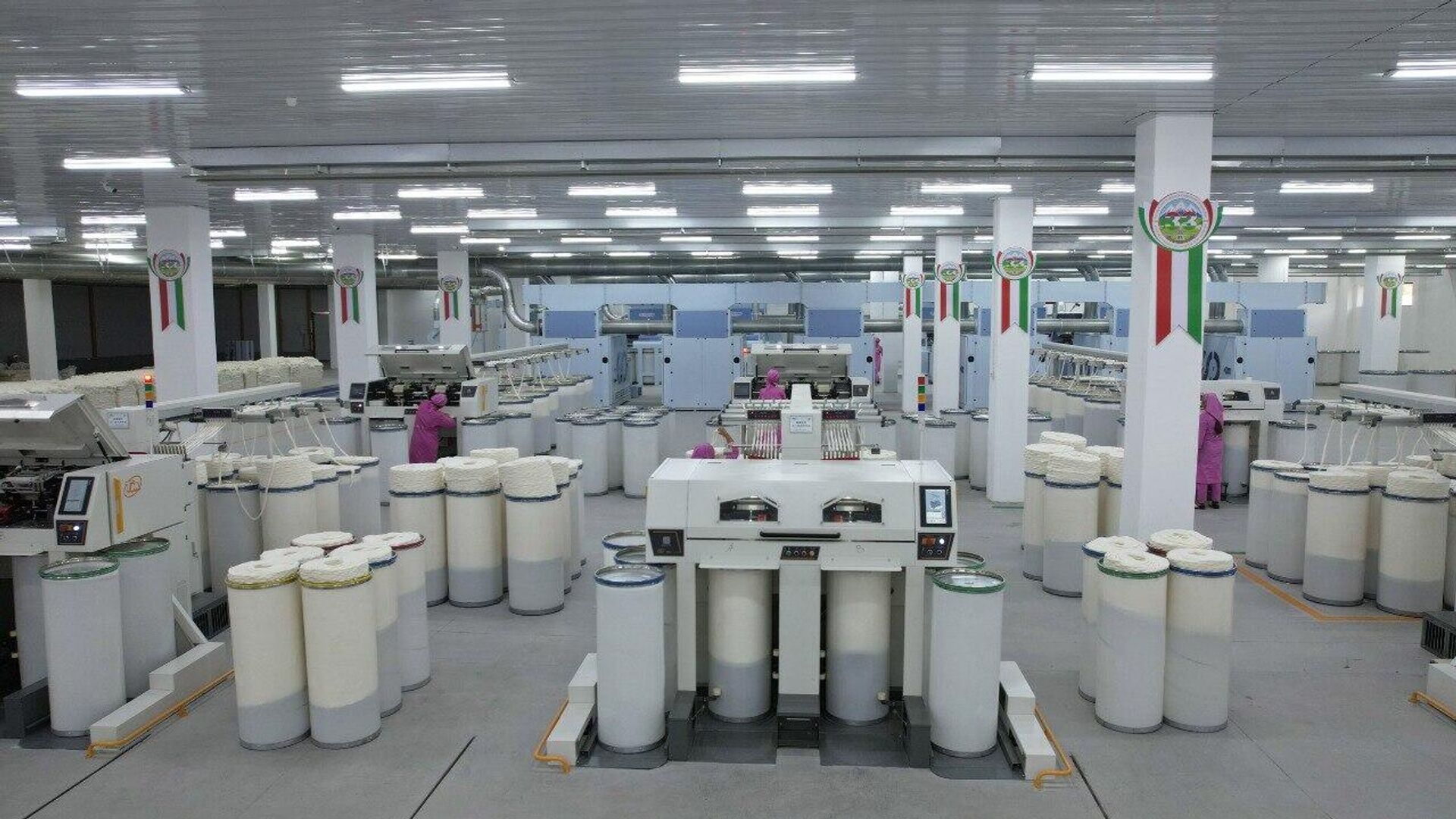 Эмомали Рахмон сдал в эксплуатацию швейное и чулочно-носочное предприятие и обувной цех компании Саноати Ашт - Sputnik Тоҷикистон, 1920, 15.03.2026