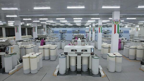 Эмомали Рахмон сдал в эксплуатацию швейное и чулочно-носочное предприятие и обувной цех компании Саноати Ашт - Sputnik Тоҷикистон