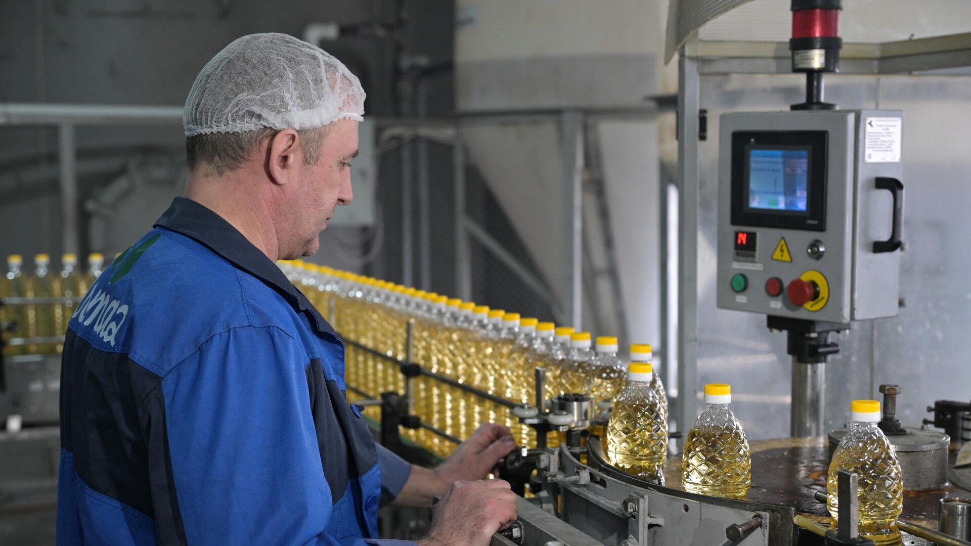 Производство растительного масла в Новосибирске  - Sputnik Таджикистан, 1920, 09.09.2024