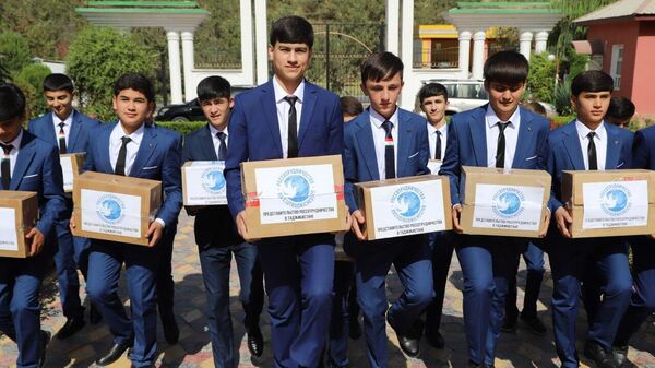 Россотрудничество передало школам Дангары и Душанбе 1,3 тыс. учебников - Sputnik Тоҷикистон