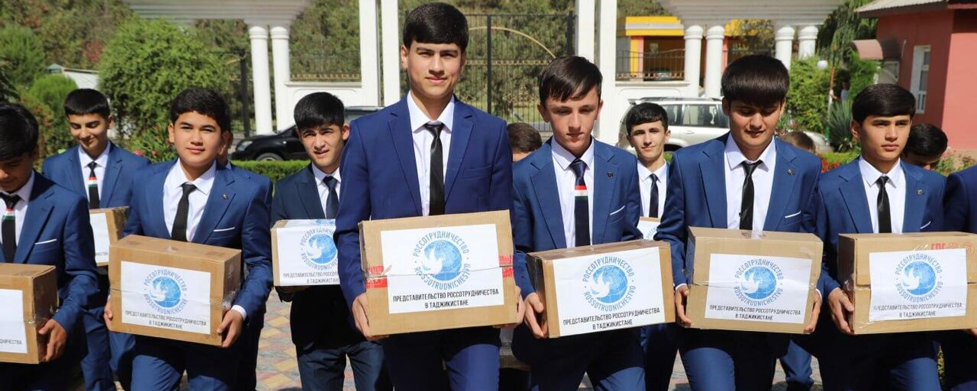 Россотрудничество передало школам Дангары и Душанбе 1,3 тыс. учебников - Sputnik Таджикистан, 1920, 08.10.2025