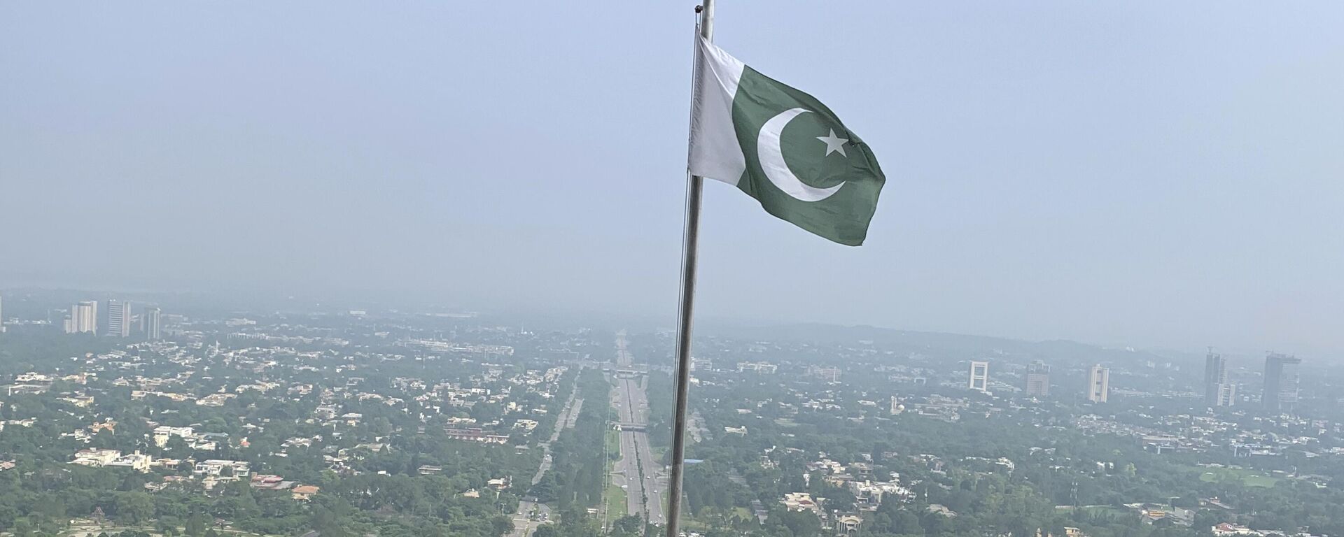 Флаг Пакистана над городом Исламабад - Sputnik Тоҷикистон, 1920, 12.09.2025