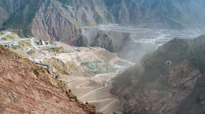 Эмомали Рахмон и Рустам Эмомали осмотрели ход работ на плотине Рогунской ГЭС