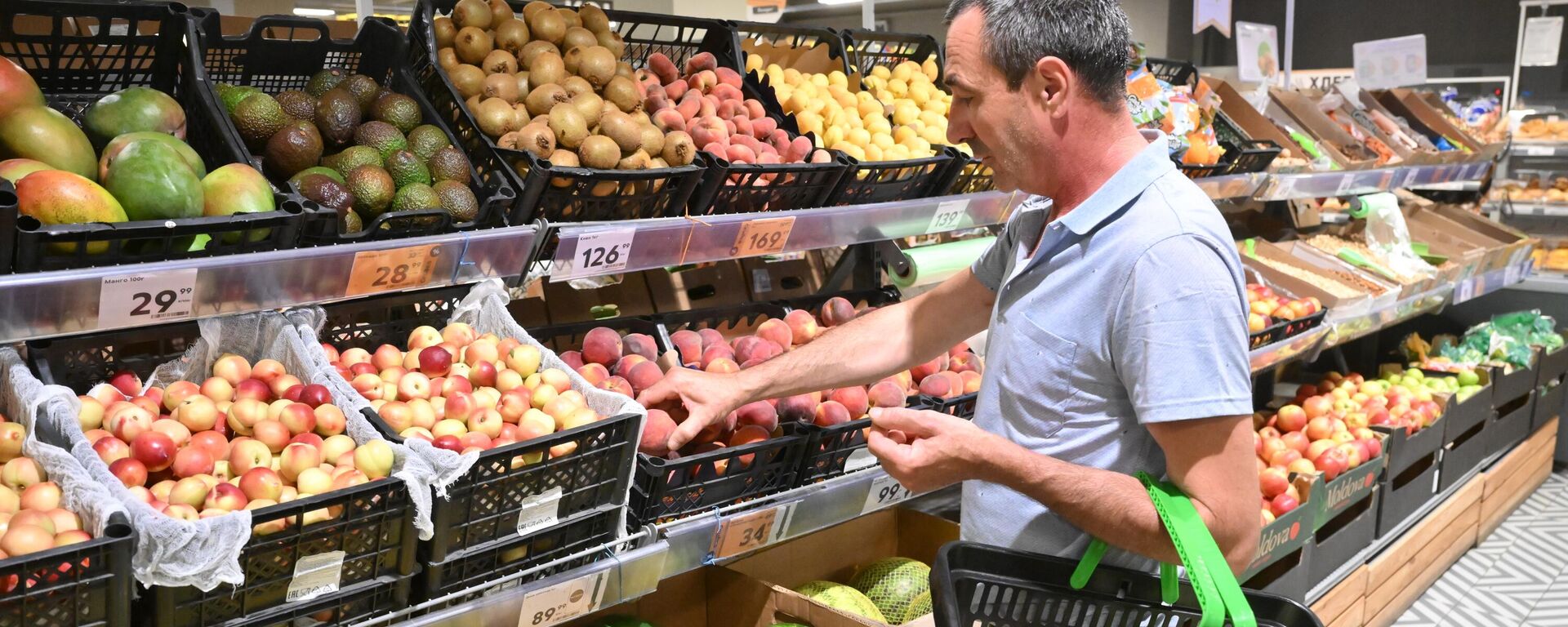 Покупатель выбирает товар в торговом зале магазина Пятерочка в Москве. - Sputnik Таджикистан, 1920, 03.08.2025