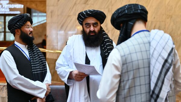 Исполняющий обязанности министра иностранных дел Афганистана, член руководства движения Талибан (террористическая организация, запрещенная на территории РФ) Амир Хан Муттаки (в центре) на VI заседании московского формата консультаций по Афганистану. - Sputnik Таджикистан