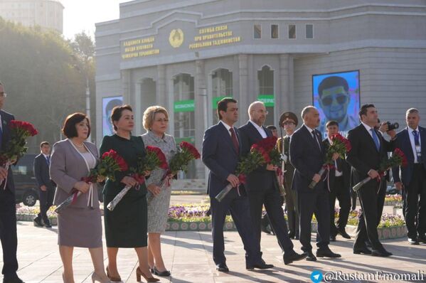 Валентина Матвиенко бо ҳайати ҳамтоёнаш бар пояи муҷассамаи асосгузори давлати тоҷикон Исмоили Сомонӣ гул гузошт. - Sputnik Тоҷикистон