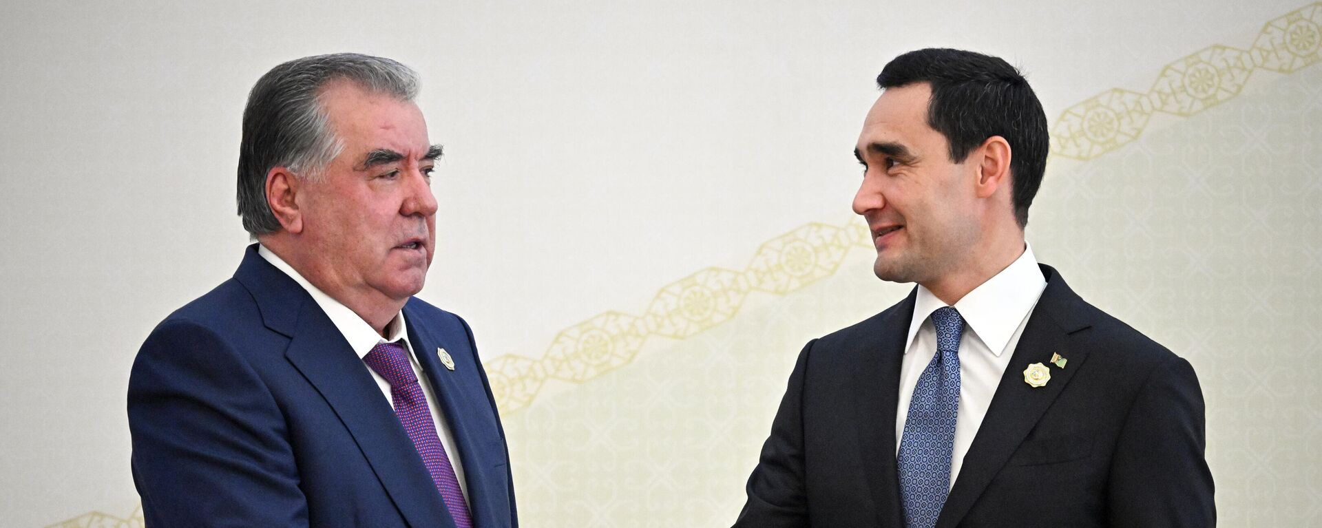 Президент республики Таджикистан Эмомали Рахмон и президент Туркменистана Сердар Бердымухамедов - Sputnik Таджикистан, 1920, 11.10.2024