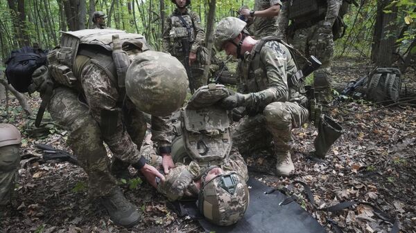 Военнослужащие 3-ей бригады ВСУ Спартан принимают участие в учениях по тактической медицине в Харьковской области  - Sputnik Тоҷикистон