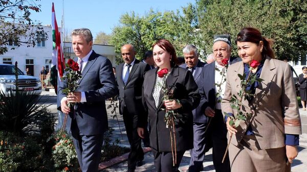 Церемония возложения цветов к памятнику Герою Советского Союза, уроженцу Таджикской ССР Негмату Карабаеву - Sputnik Таджикистан