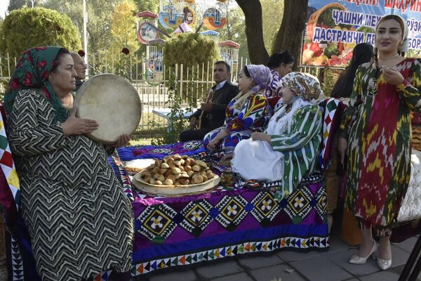 В столице его отметили в Парке культуры и развлечений им. Абулкосима Фирдавси. - Sputnik Таджикистан