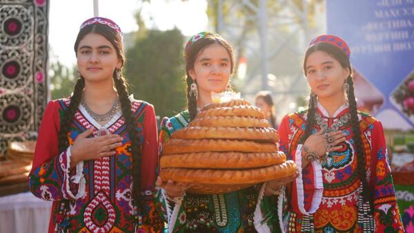 Празднование Иди Мехргон в столичном парке культуры и отдыха имени Абулкосима Фирдавси  - Sputnik Таджикистан