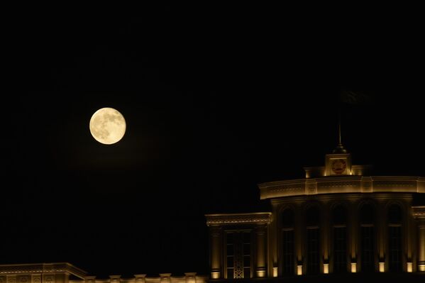 Поскольку в ноябре бобры строят плотины, запасают еду и готовятся к холодам, в народе полнолуние связали непосредственно с этими животными. Кроме того, в этот период охотники устанавливали ловушки на бобров, чтобы получить их уникальный мех на зиму. - Sputnik Таджикистан