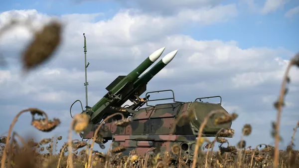 Боевое дежурство ЗРК Бук-М2 ЦВО в ДНР - Sputnik Тоҷикистон