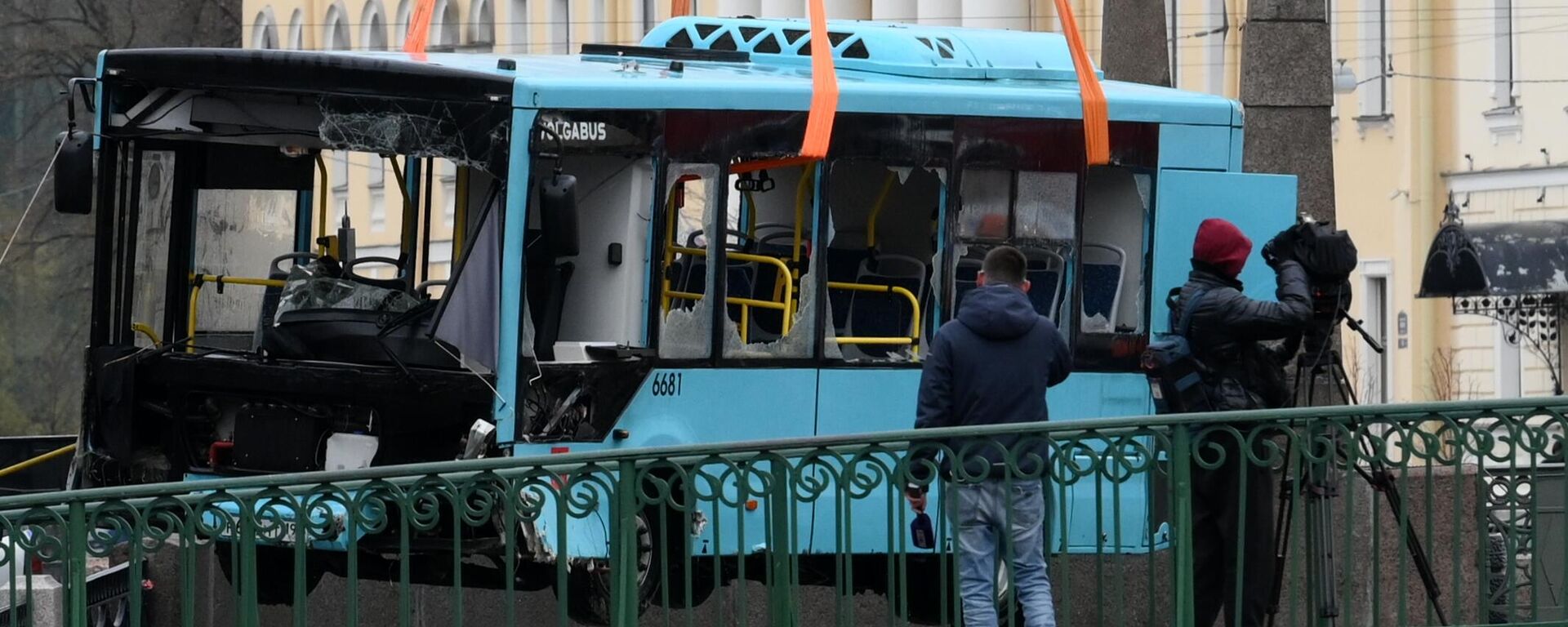 Пассажирский автобус упал с моста в реку в Санкт-Петербурге  - Sputnik Тоҷикистон, 1920, 25.10.2024