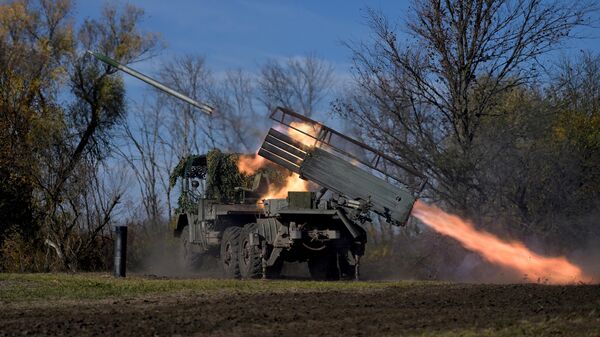 Боевая работа РСЗО Град-1 25 общевойсковой армии группировки войск Запад на Краснолиманском участке фронта в ЛНР - Sputnik Таджикистан