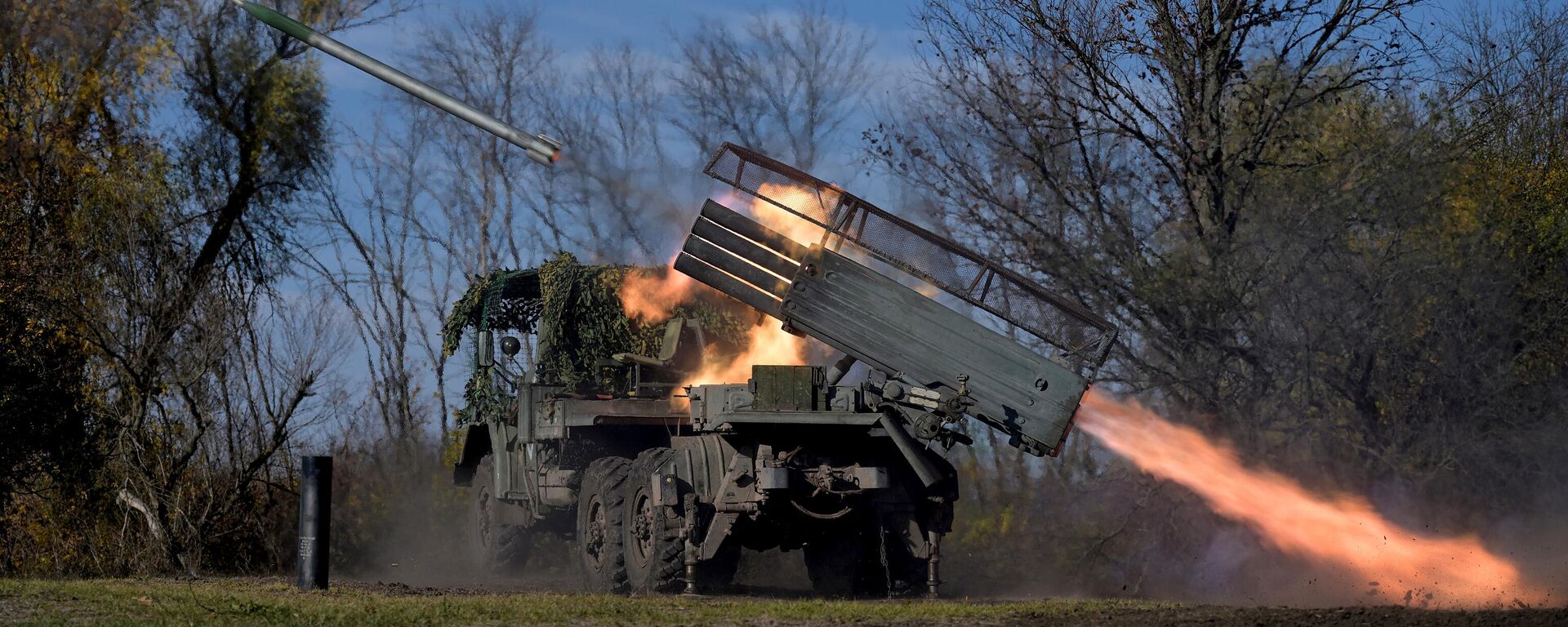 Боевая работа РСЗО Град-1 25 общевойсковой армии группировки войск Запад. Архивное фото - Sputnik Тоҷикистон, 1920, 22.10.2025