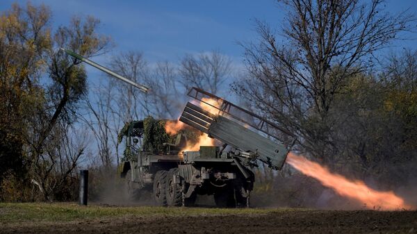 Боевая работа РСЗО Град-1 25 общевойсковой армии группировки войск Запад на Краснолиманском участке фронта в ЛНР - Sputnik Таджикистан