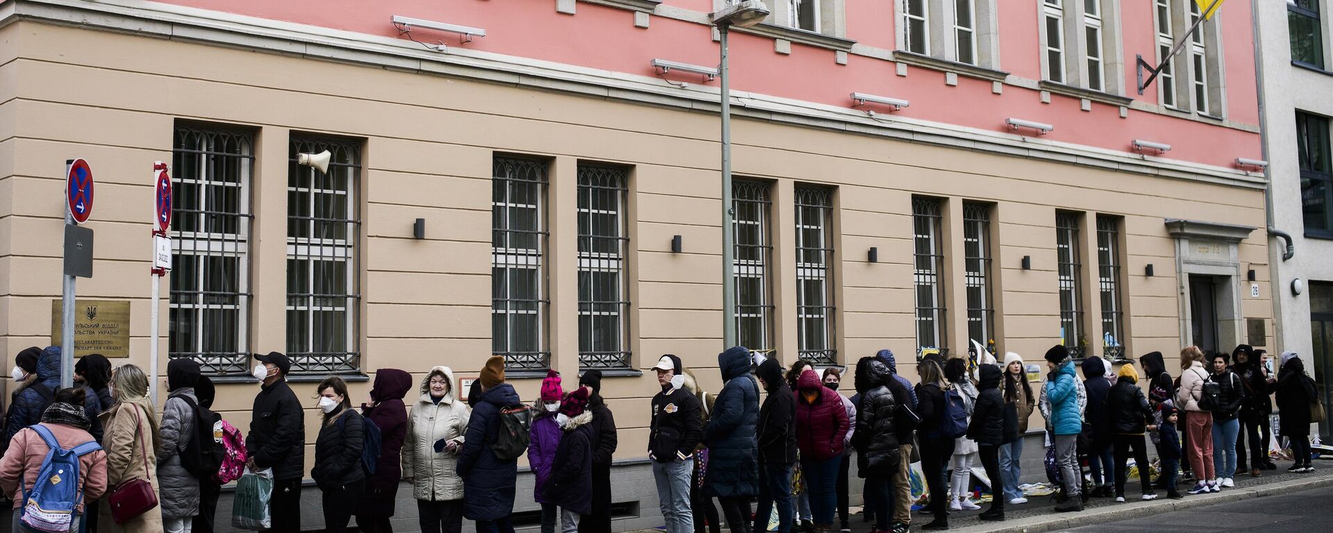 Граждане Украины перед консульским отделом посольства Украины в Берлине, Германия. Архивное фото - Sputnik Таджикистан, 1920, 14.11.2025
