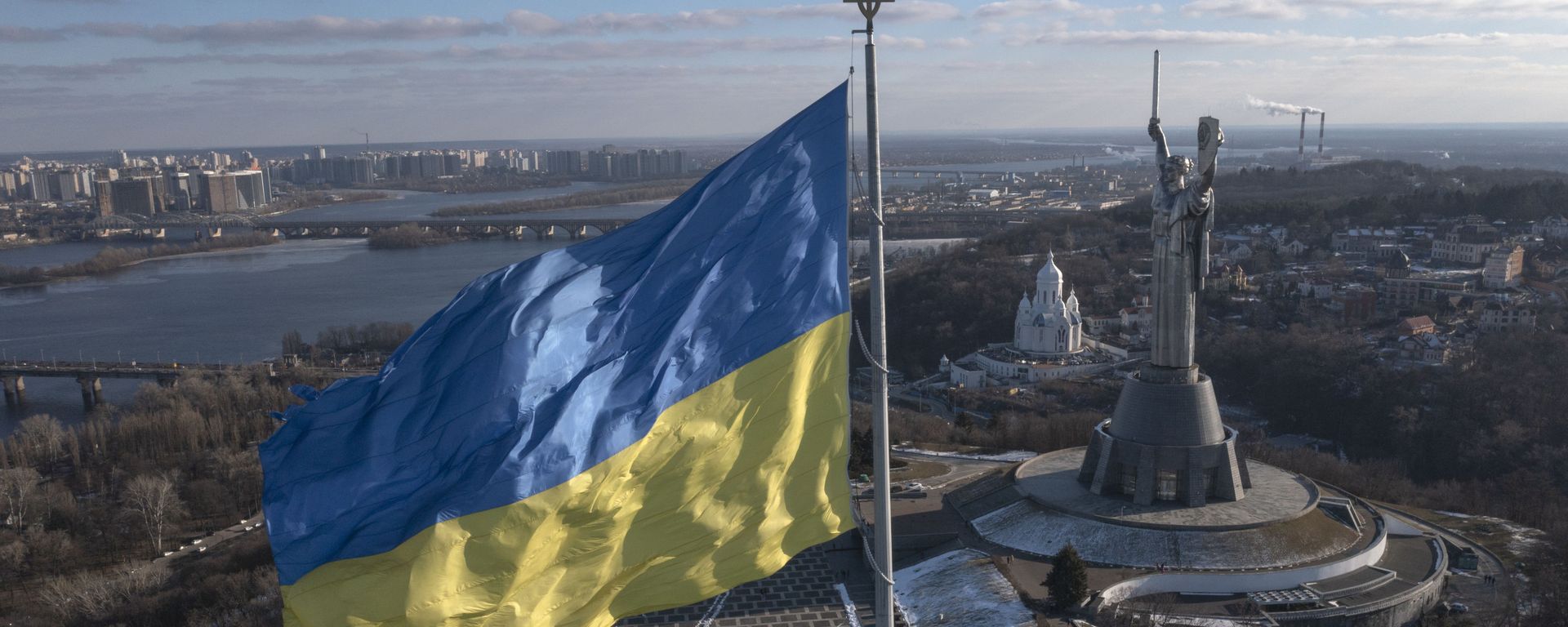 Украинский флаг и монумент Родина-Мать в Киеве. Архивное фото - Sputnik Тоҷикистон, 1920, 07.10.2026