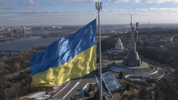 Украинский флаг и монумент Родина-Мать в Киеве. Архивное фото - Sputnik Тоҷикистон