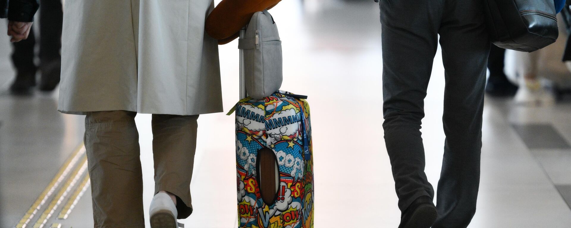 Пассажиры идут по аэропорту - Sputnik Таджикистан, 1920, 04.11.2024