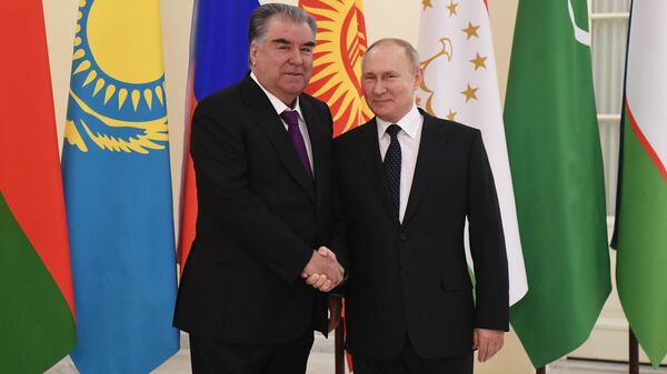 Президент РФ Владимир Путин и президент Таджикистана Эмомали Рахмон перед началом неформального саммита руководителей государств - участников Содружества Независимых Государств (СНГ) в Санкт-Петербурге. - Sputnik Тоҷикистон
