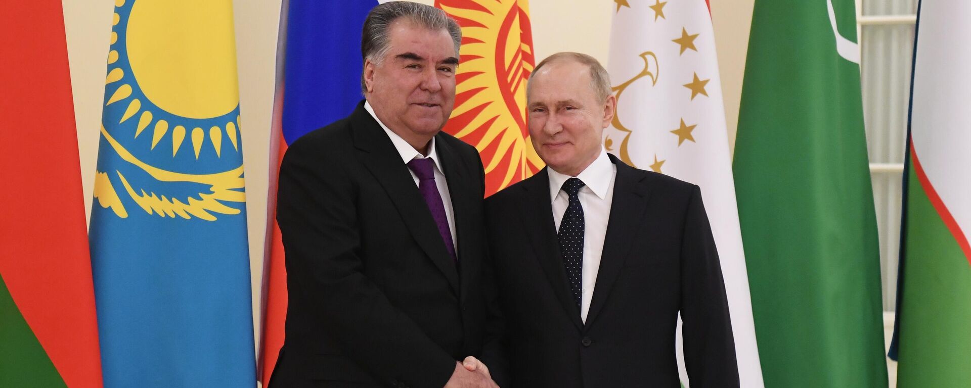 Президент РФ Владимир Путин и президент Таджикистана Эмомали Рахмон перед началом неформального саммита руководителей государств - участников Содружества Независимых Государств (СНГ) в Санкт-Петербурге. - Sputnik Тоҷикистон, 1920, 23.11.2024