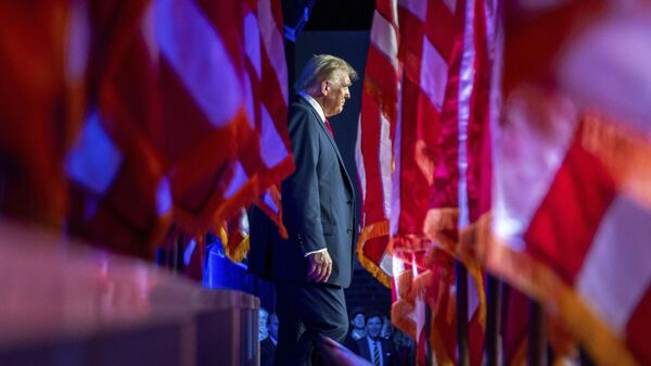 Кандидат в президенты от Республиканской партии Дональд Трамп прибыл на вечеринку по случаю выборов в конференц-центр Палм-Бич 6 ноября 2024 года  - Sputnik Таджикистан