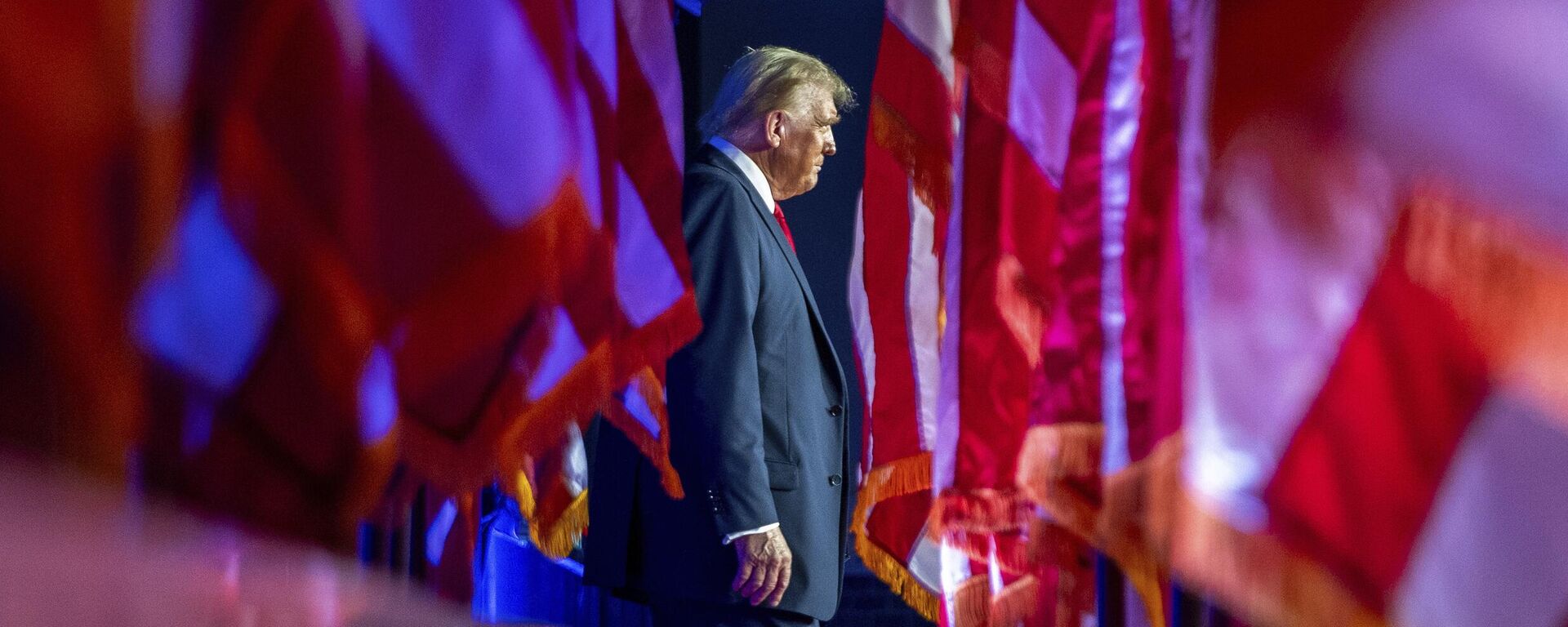 Кандидат в президенты от Республиканской партии Дональд Трамп прибыл на вечеринку по случаю выборов в конференц-центр Палм-Бич 6 ноября 2024 года  - Sputnik Таджикистан, 1920, 10.11.2024