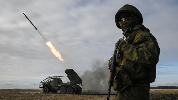 Военнослужащие реактивной артиллерийской батареи РСЗО БМ-21 Град в зоне проведения СВО - Sputnik Тоҷикистон