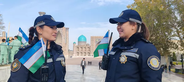 Ҳар як унсури парчам маънои амиқ дорад: ранги кабуд рамзи осмони соф, об ва садоқат аст; сафед - покӣ ва хоҳиши сулҳро ифода мекунад; сабз рамзи табиат, ҷавонӣ ва ҳосилхезӣ аст. Хатҳои сурх қувват ва иртиботи байни наслҳоро инъикос мекунад, дар ҳоле ки моҳҳои ҳилол ва ситораҳо анъанаҳои қадимӣ, мероси фарҳангӣ ва хоҳиши ояндаи дурахшонро нишон медиҳанд. Ҳар як унсури парчам маънои амиқ дорад: ранги кабуд рамзи осмони соф, об ва садоқат аст; сафед - покӣ ва хоҳиши сулҳро ифода мекунад; сабз рамзи табиат, ҷавонӣ ва ҳосилхезӣ аст. Хатҳои сурх қувват ва иртиботи байни наслҳоро инъикос мекунад, дар ҳоле ки моҳҳои ҳилол ва ситораҳо анъанаҳои қадимӣ, мероси фарҳангӣ ва хоҳиши ояндаи дурахшонро нишон медиҳанд. - Sputnik Тоҷикистон