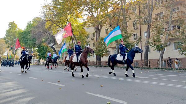 Варзишгарони мактабхои махсус низ барои табрик кардани аҳолии кишвар ба ин минтақаи шаҳр омаданд. Баъзеҳо бо дучархаҳо ва аспҳо. - Sputnik Тоҷикистон