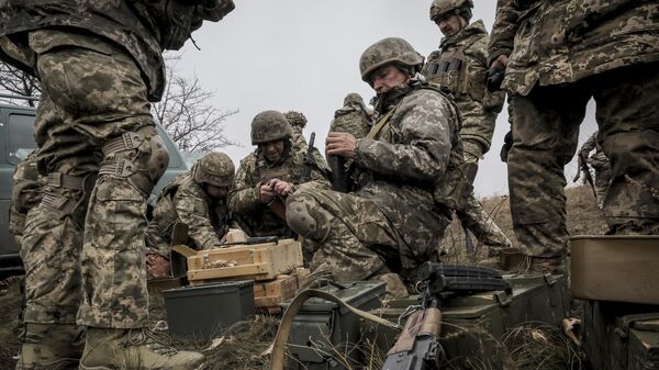 Военнослужащие 24-й отдельной механизированной бригады отрабатывают тактические навыки на полигоне в Донецкой области - Sputnik Тоҷикистон