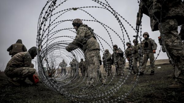 Военнослужащие 24-й механизированной бригады отрабатывают тактические навыки на полигоне в Донецкой области. Архивное фото - Sputnik Таджикистан